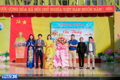 Hội phụ huynh tặng hoa.jpg